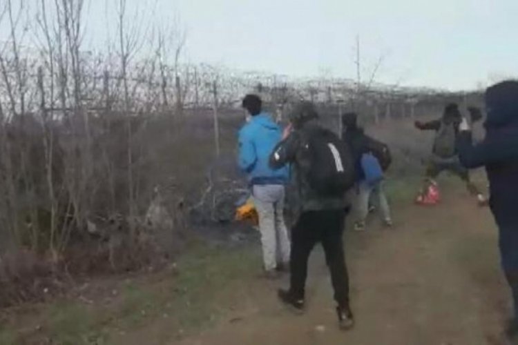 Yunan askerine ait aracı taşladılar