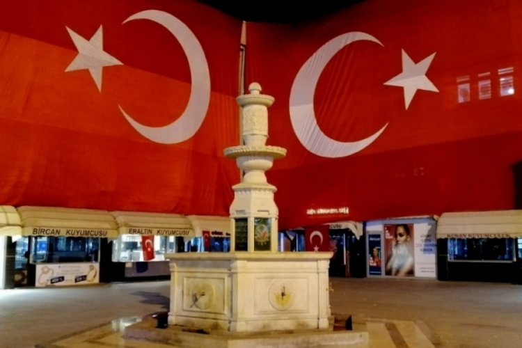 Erzincan'da şehitler i&ccedil;in dev T&uuml;rk Bayrağı asıldı