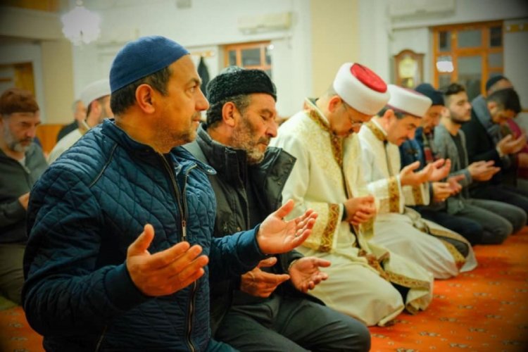 Sabah namazında şehitler i&ccedil;in dua ettiler