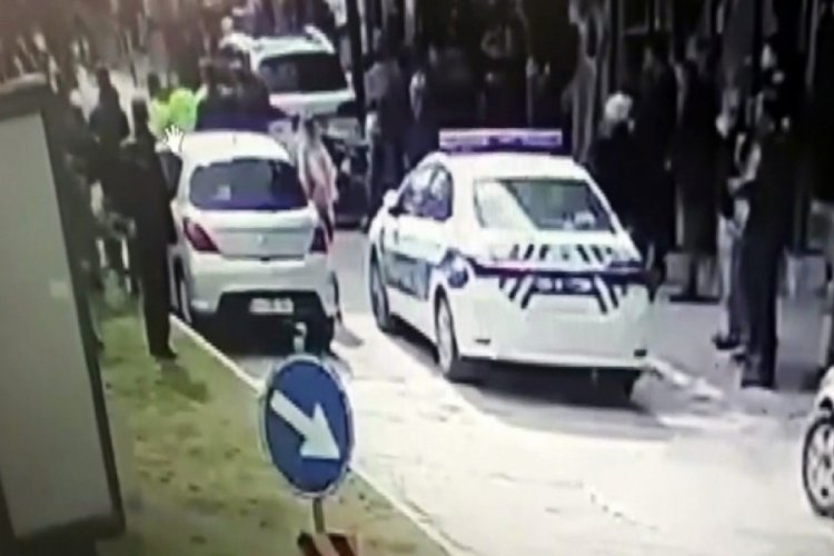Yakınına otomobil &ccedil;arptı olay yerinde sinir krizi ge&ccedil;irdi