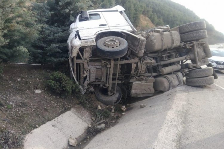 Devrilen tırın s&uuml;r&uuml;c&uuml;s&uuml; kazayı yara almadan atlattı