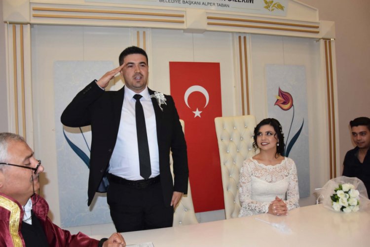 Bursa'da nikah masasına oturan Uzman Çavuş, asker selamıyla 'evet' dedi