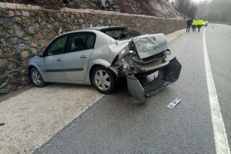 Bursa'da otomobil istinat duvarına &ccedil;arptı: 1'i &ccedil;ocuk 3 yaralı
