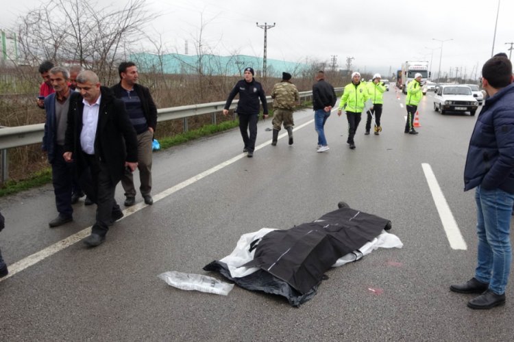Otomobil 2 bisikletliye birden &ccedil;arptı: 1 &ouml;l&uuml;