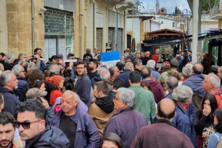 Kıbrıs'ta kapıların kapatılması protesto edildi