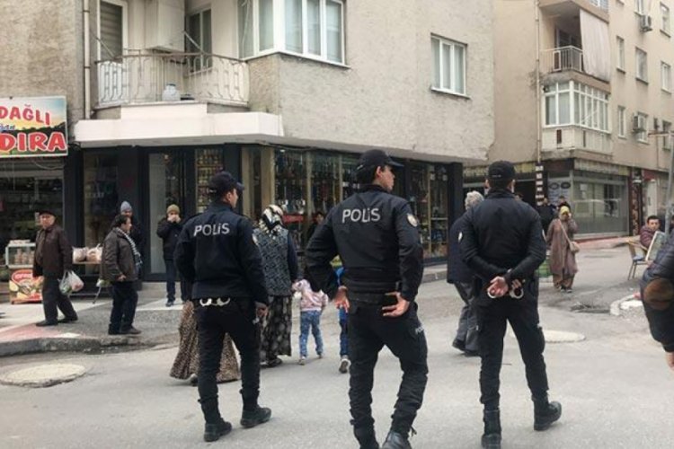 'Tırnak&ccedil;ılık' operasyonu! Gazeteciye terlik fırlattı