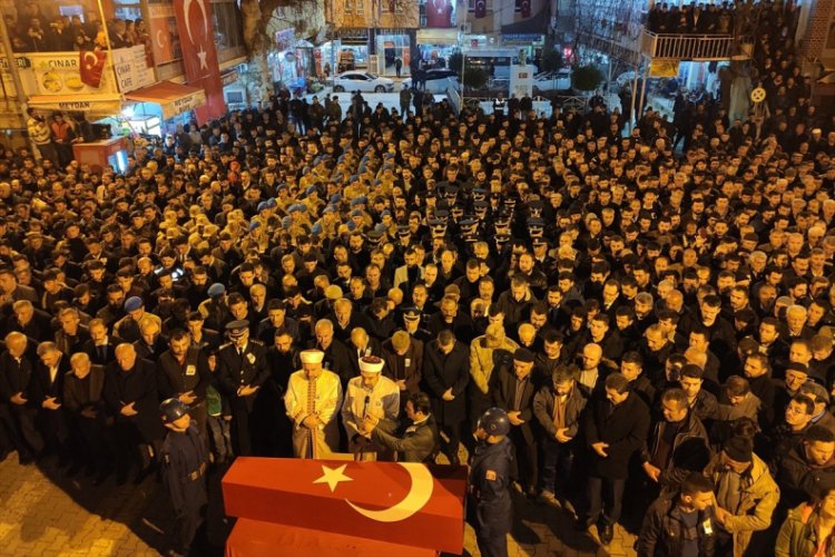 Askerlik i&ccedil;in yaşını b&uuml;y&uuml;tt&uuml;, İdlib'de şehit oldu!