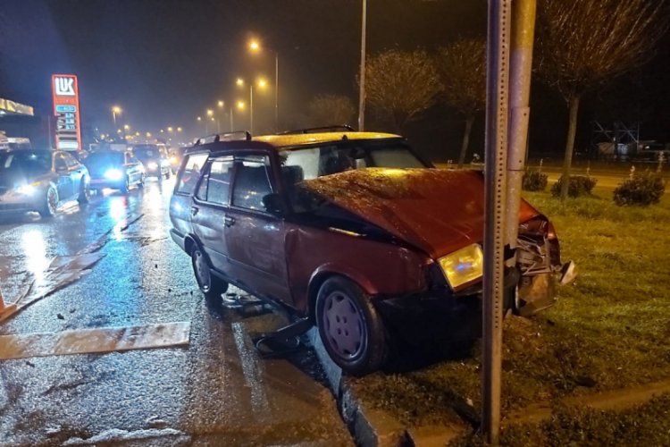 Otomobil trafik lambasına &ccedil;arptı: 2 yaralı