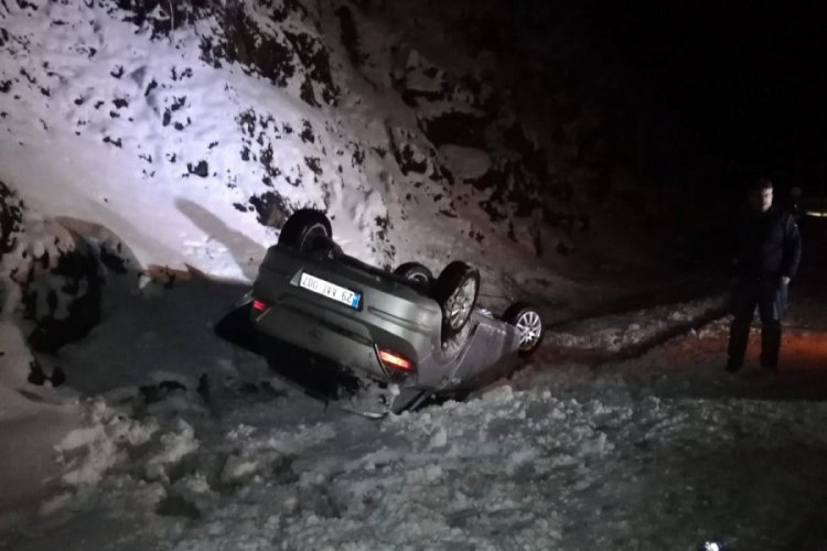 Pek&uuml;n Dağı ge&ccedil;idinde otomobil takla attı: 3 yaralı