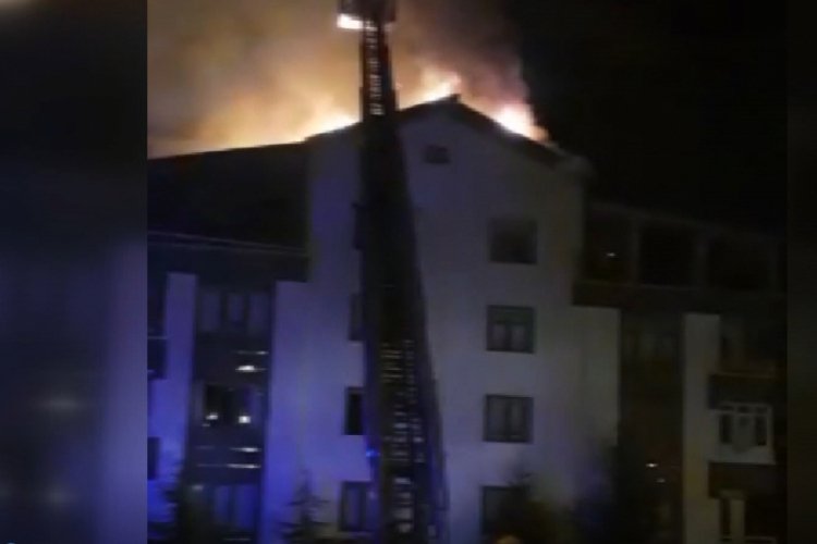 Apartmanın &ccedil;atısında yangın