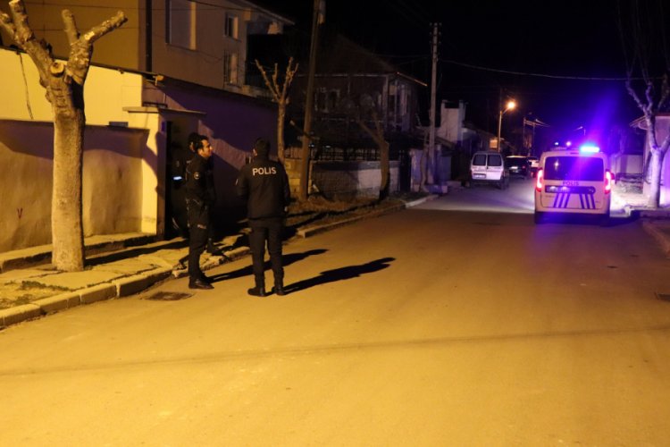 İki arkadaş arasında bı&ccedil;aklı kavga
