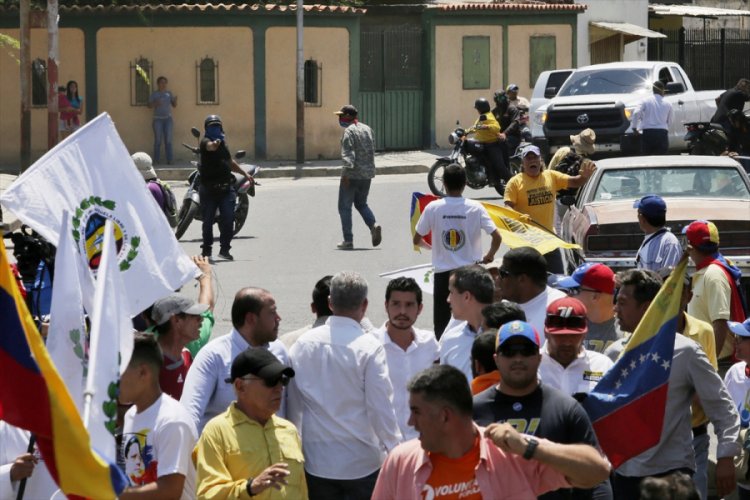 Venezuela'da Guaido'yu protesto eden grup ve taraftarları arasında arbede yaşandı