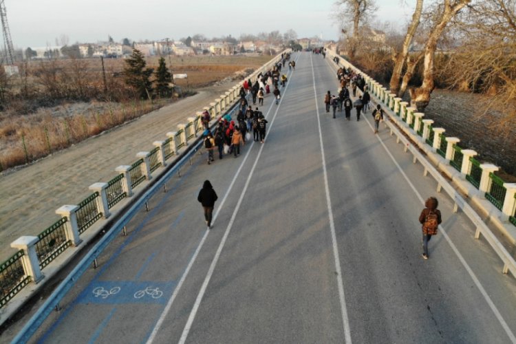 G&ouml;&ccedil;menler akın akın sınıra gelmeye devam ediyor