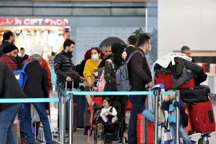 Umreden gelen yolcular sağlık taramasından ge&ccedil;irildi