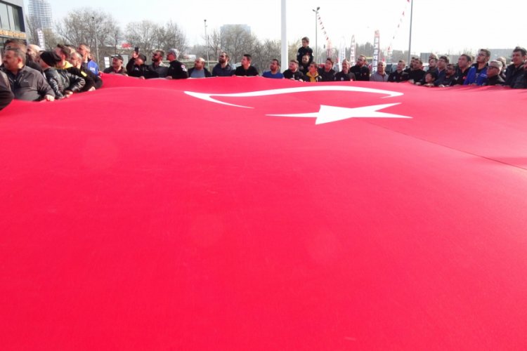 Bursa'da y&uuml;zlerce otomobil şehitler i&ccedil;in konvoy yaptı