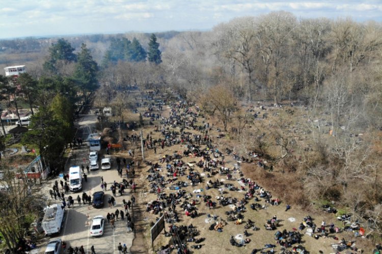G&ouml;&ccedil;menlerin sınır kapılarında umut dolu bekleyişi s&uuml;r&uuml;yor