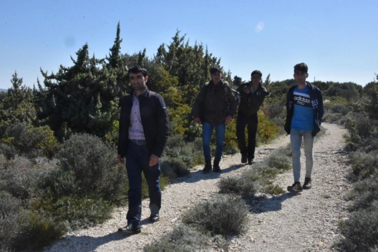 Kara yoluyla Avrupa'ya gidemeyen g&ouml;&ccedil;menler sahile y&ouml;neldi