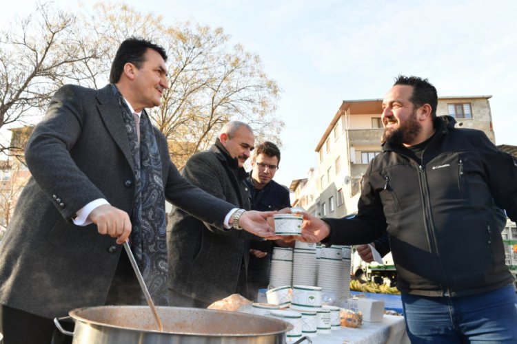 Bursa Osmangazi Belediye Başkanı D&uuml;ndar'dan &ccedil;orba ikramı