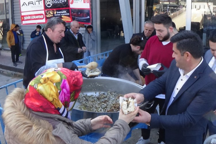 Bursa'da vatandaşlar ekmek arası hamsi i&ccedil;in uzun kuyruklar oluşturdu