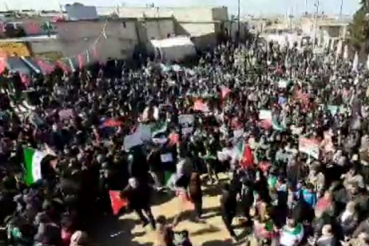 Halep'te y&uuml;zlerce kişi rejimi ve Rusya'yı protesto etti