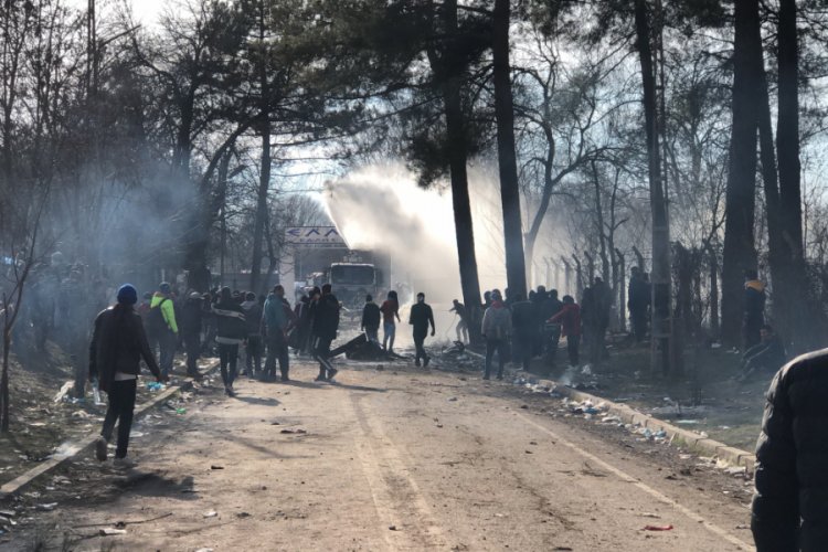 G&ouml;&ccedil;menlere m&uuml;dahale etmek isteyen asker kamyondan d&uuml;şt&uuml;