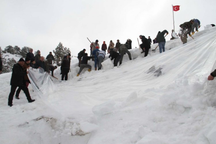Yazı serin ge&ccedil;irmek i&ccedil;in mağaraya şimdiden kar depoladılar