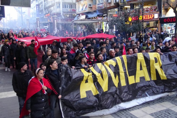 500 kişilik grup şehitler i&ccedil;in y&uuml;r&uuml;d&uuml;