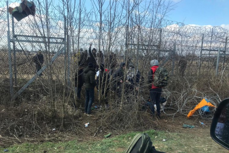 Binlerce g&ouml;&ccedil;men, Yunanistan'a ge&ccedil;ti
