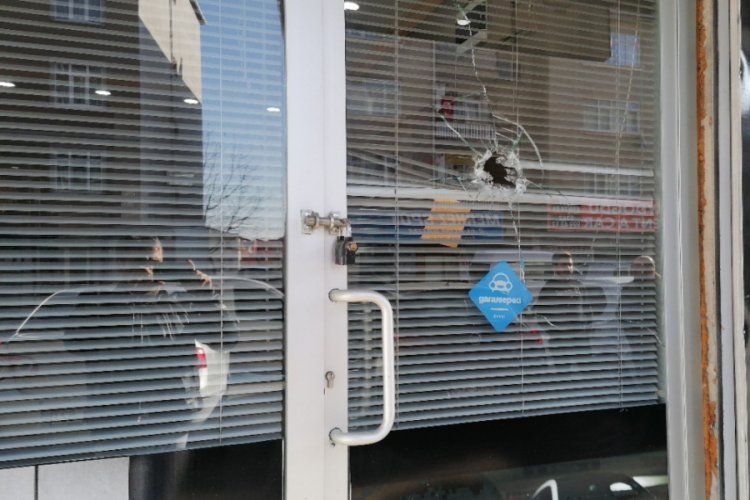 Oto galericileri kurşun yağmuruna tuttu aracını bırakıp ka&ccedil;tı