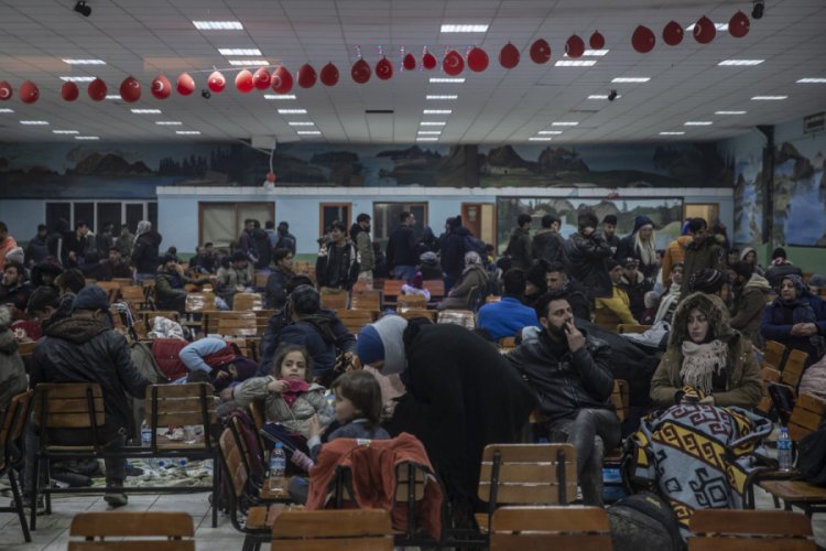 Bir d&uuml;ğ&uuml;n salonu g&ouml;&ccedil;menler i&ccedil;in kapılarını a&ccedil;tı