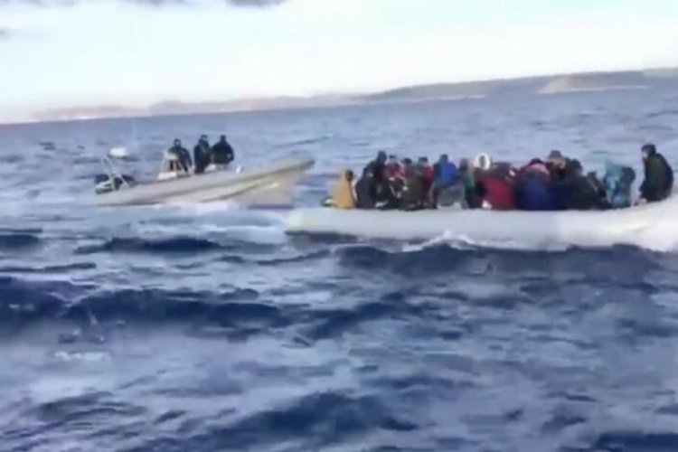 Yunan Sahil G&uuml;venlik g&ouml;&ccedil;menleri ittiriyor