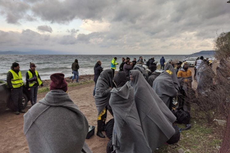 Yunanlılardan yabancı gazetecilere g&ouml;&ccedil;men dayağı