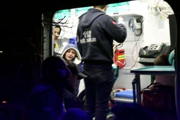 Benzinle soba yakmak isterken evi yaktı