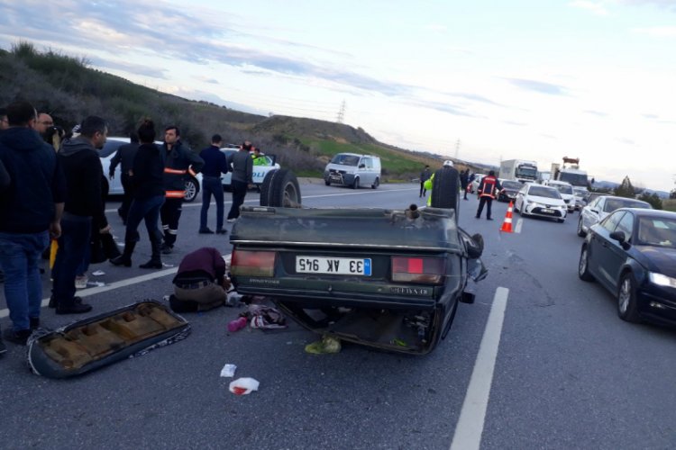 Otomobil kamyona &ccedil;arpıp takla attı: 7 yaralı