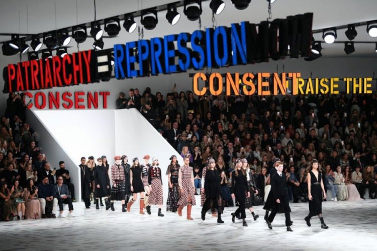 Paris Moda Haftası'nda feminizm r&uuml;zgarı