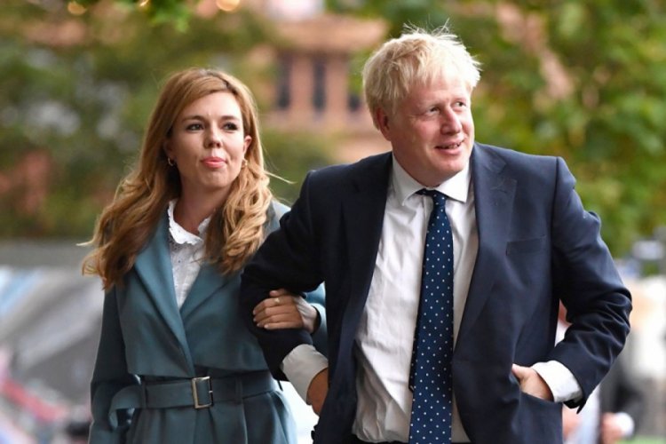 Boris Johnson ile Carrie Symonds nişanlandı