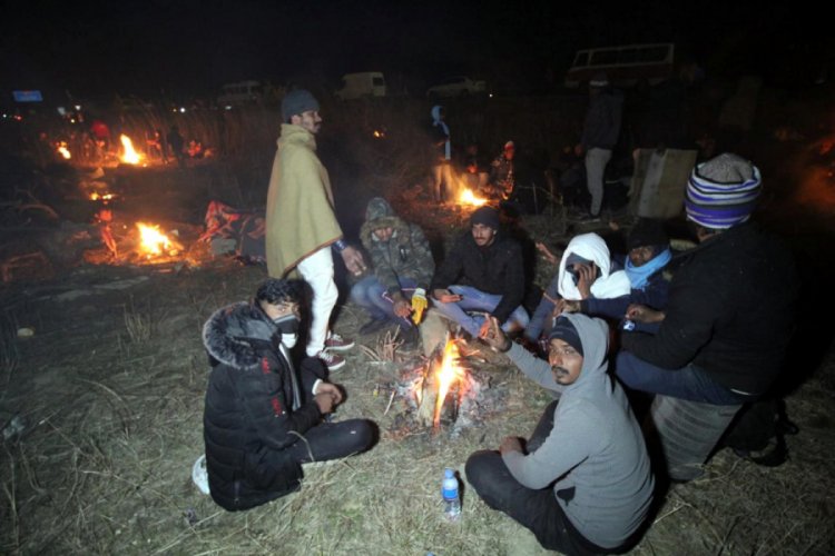 G&ouml;&ccedil;menlerin İpsala'daki bekleyişi gece de devam etti