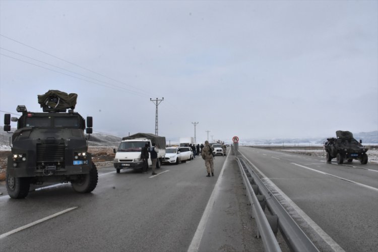 Ağrı'da G&uuml;mr&uuml;k M&uuml;d&uuml;rl&uuml;ğ&uuml; aracına roketli saldırı: 1 şehit