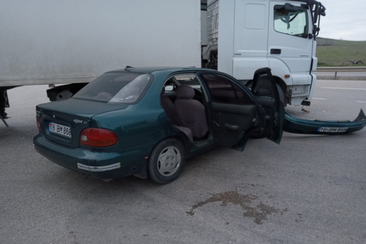 Bursa'da kızını hastaneye g&ouml;t&uuml;ren s&uuml;r&uuml;c&uuml; ters şeride girdi: 2 yaralı