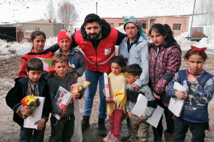 Depremzede &ccedil;ocuklara oyuncak dağıttılar