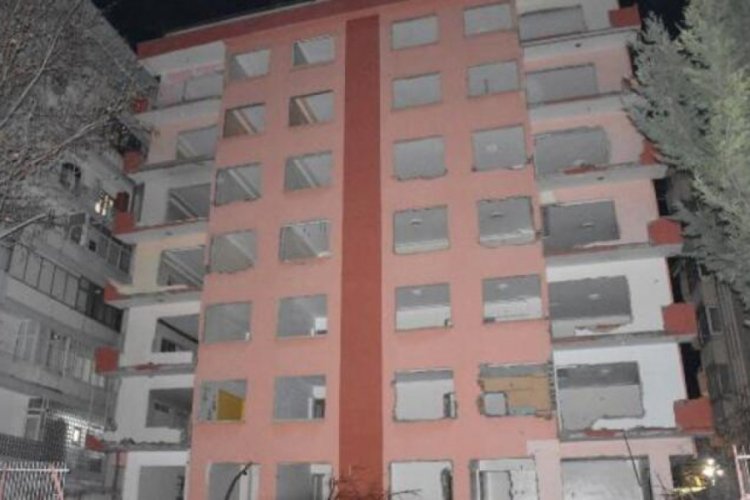 Depremde ağır hasar g&ouml;ren apartmanın kapı ve pencereleri &ccedil;alındı