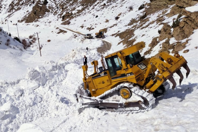 Başkale'de &ccedil;ığ nedeniyle kapanan mahalle yolu ulaşıma a&ccedil;ıldı