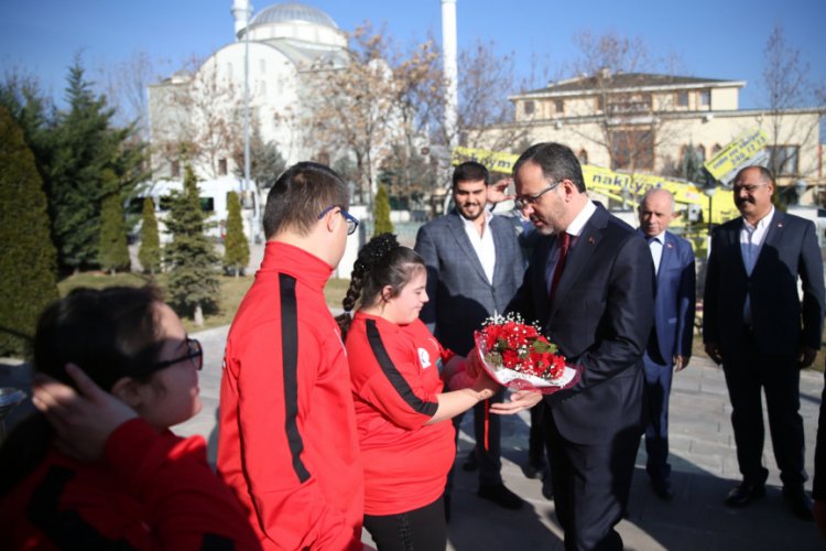 Bakan Kasapoğlu, &ouml;zel sporcular ile bir araya geldi