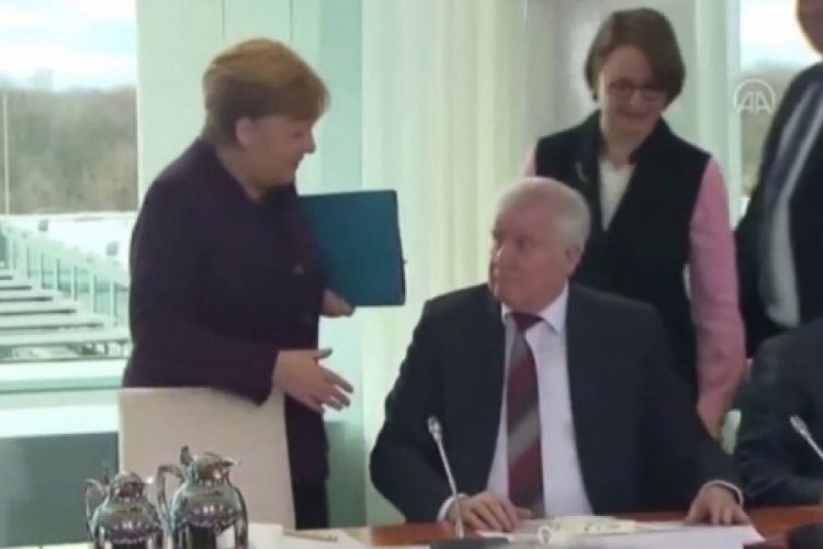 Koronavir&uuml;s nedeniyle Merkel'in elini sıkmadı