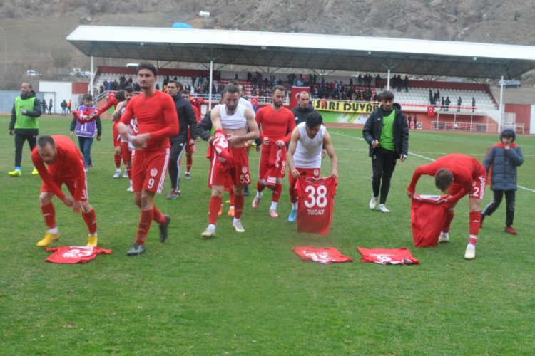 G&uuml;m&uuml;şhanesporlu futbolculardan formalı protesto