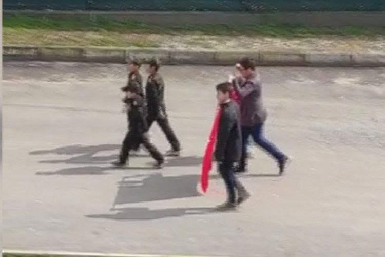 Kamuflaj giyip ellerinde bayraklarla y&uuml;r&uuml;d&uuml;ler