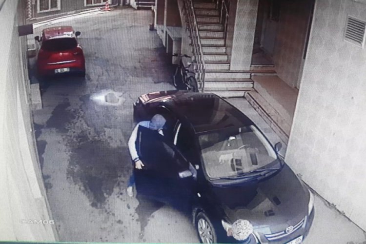 Bursa'da camiye dadanan hırsızlar kameralara yakalandı