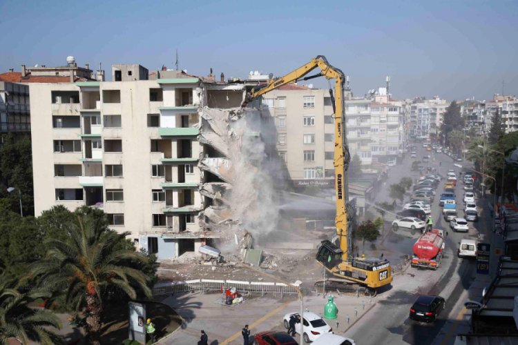 İsmir'deki yatık binalarda ilk yıkım başladı