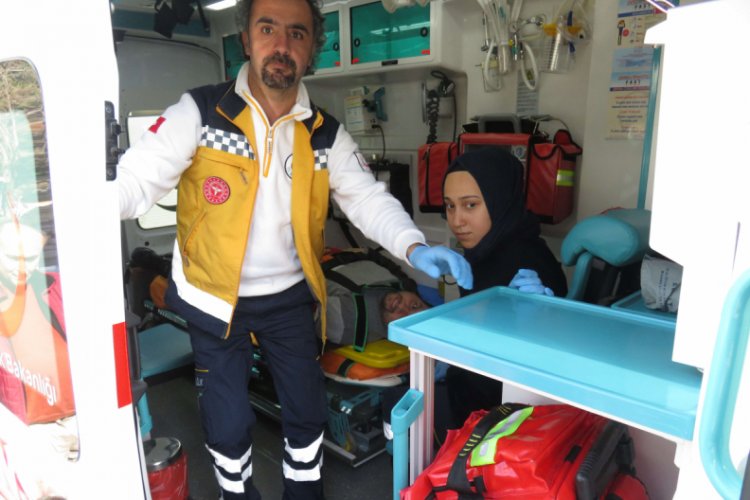 Minib&uuml;s ile TIR arasında sıkışan yaya yaralandı