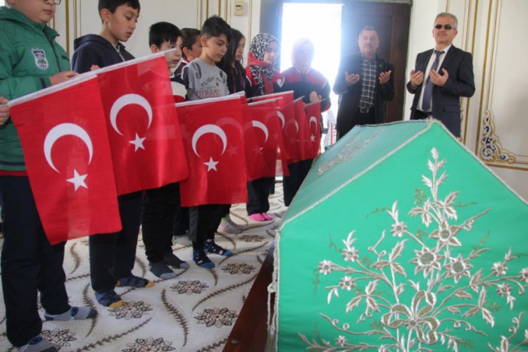 Hayme Ana T&uuml;rbesi'nde Mehmet&ccedil;ik i&ccedil;in dua